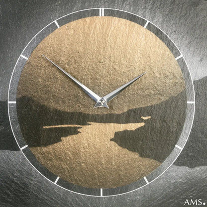 Wanduhr-Ziffernblatt aus Naturschiefer mit silbernem Rahmen, Zeigern und Airbrush-Farbflächen
