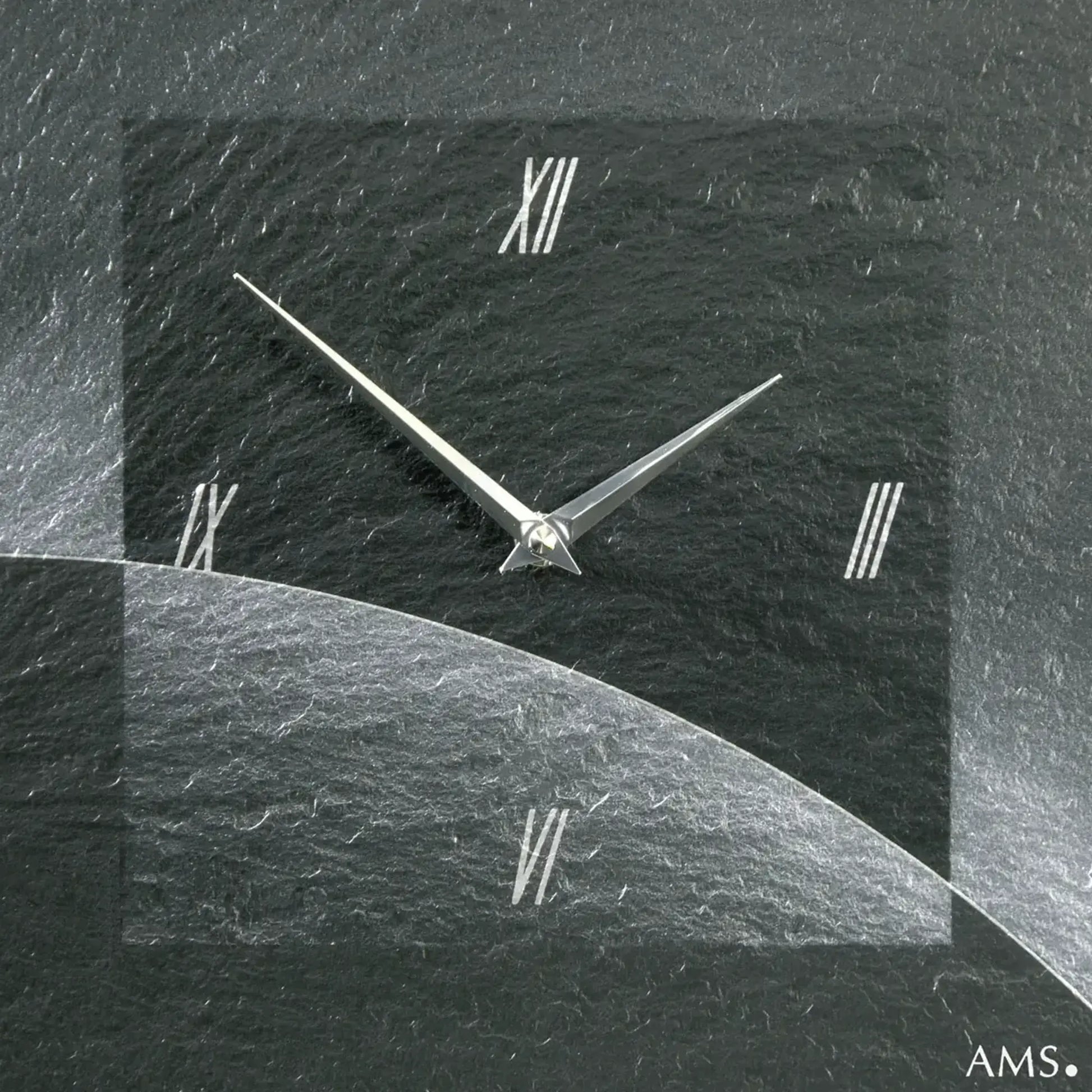 Nahaufnahme Wanduhr aus Naturschiefer mit Airbrush-Linien, römischen Ziffern und Zeigern