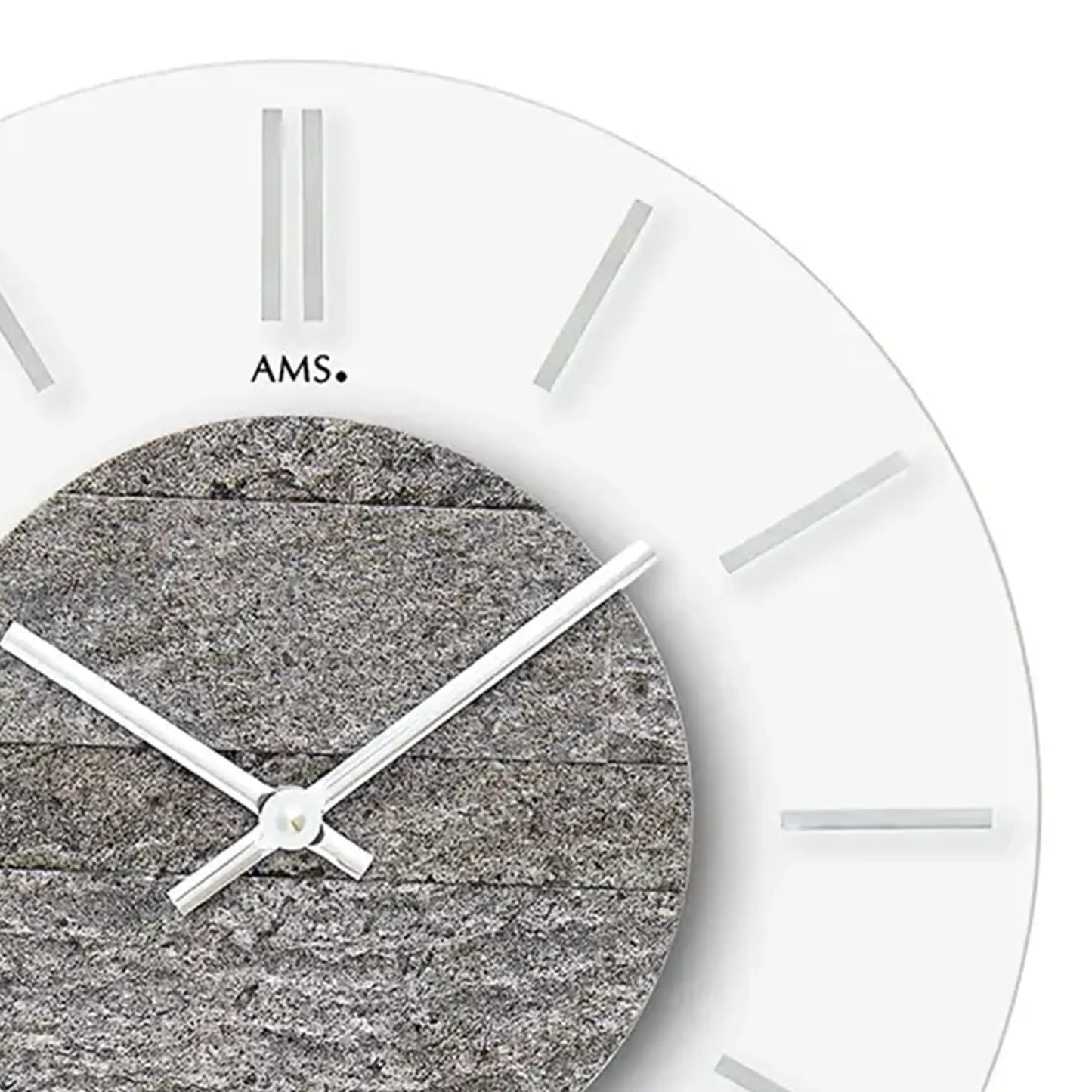 Nahansicht der Wanduhr: weißer Rand, graues Stein-Zifferblatt, drei silberne Zeiger