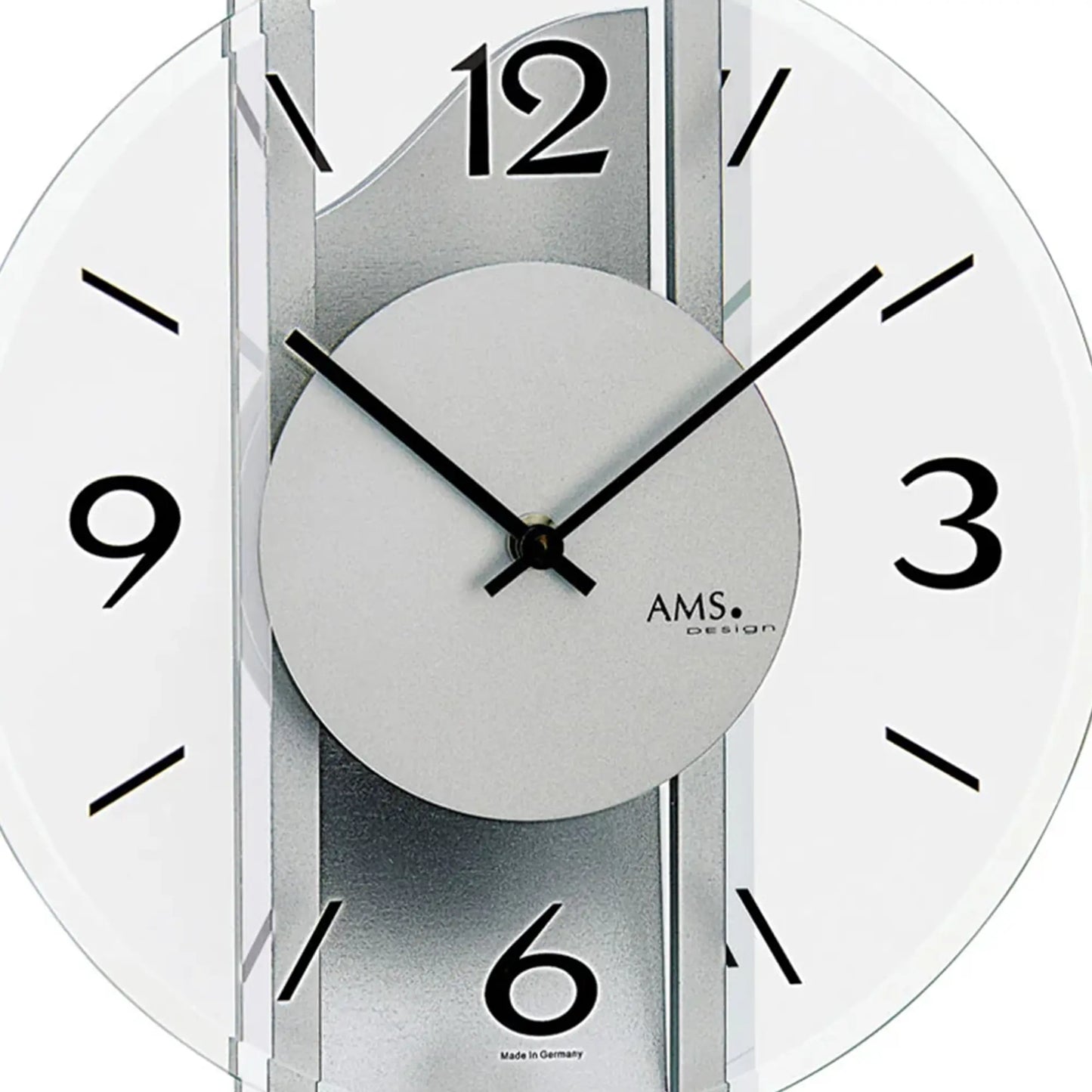 Nahansicht Wanduhr: facettiertes Mineralglas, graues Ziffernblatt, schwarze Zeiger