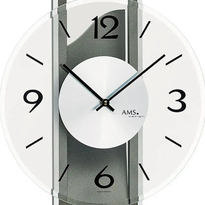 Wanduhr-Detail: Ziffernblatt mit schwarzen Stundenmarken, Facetten-Mineralglas, AMS.