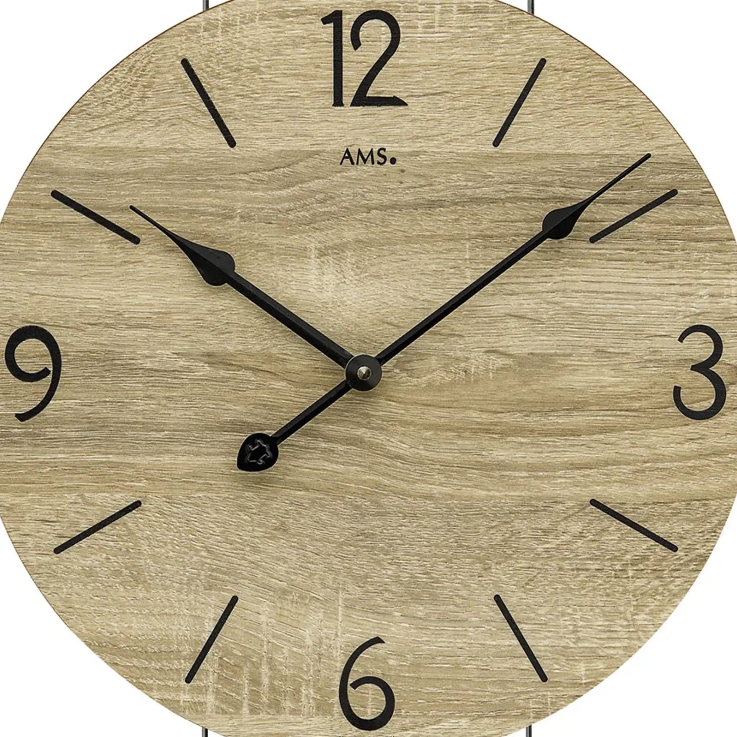 Nahansicht der Wanduhr: rundes Holzlook-Zifferblatt mit schwarzen Ziffern und Zeigern