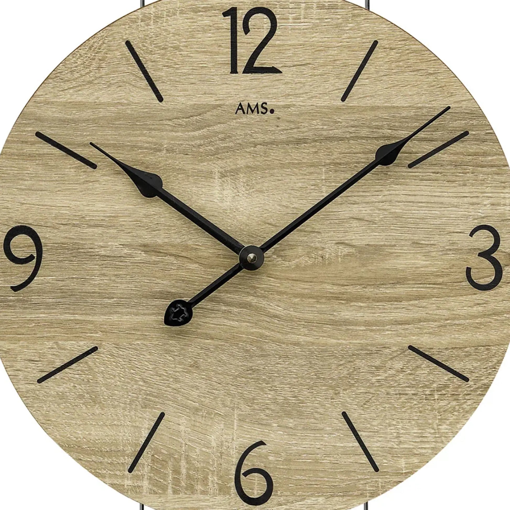 Nahansicht der Wanduhr: rundes Holzlook-Zifferblatt mit schwarzen Ziffern und Zeigern
