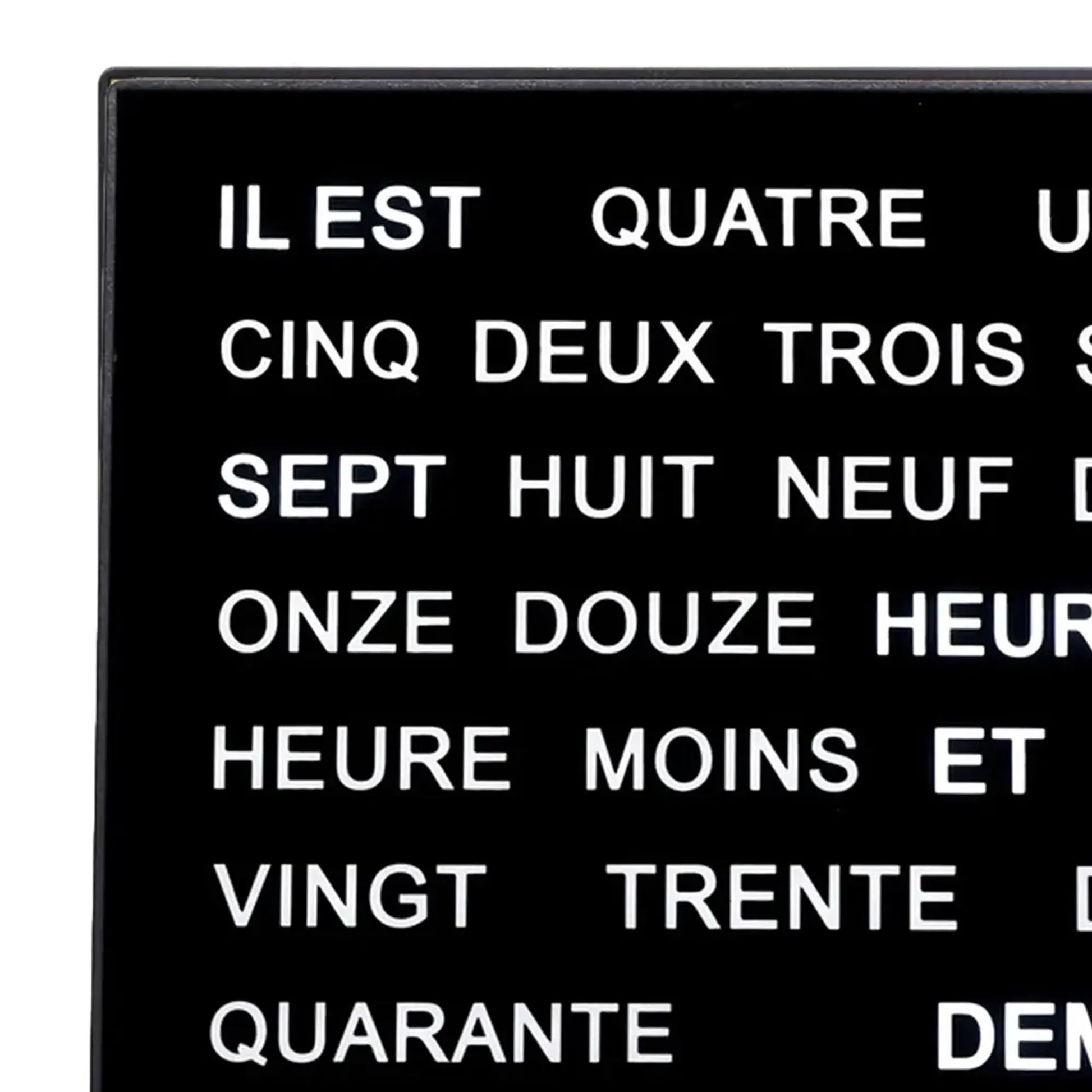 Nahansicht LED-Wortanzeige: leuchtende Textzeilen auf schwarzem Display
