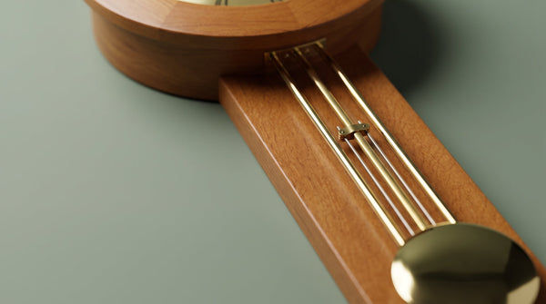 Pendeluhr und Funkgroßuhr pflegen: Ganggenauigkeit und Reinigung