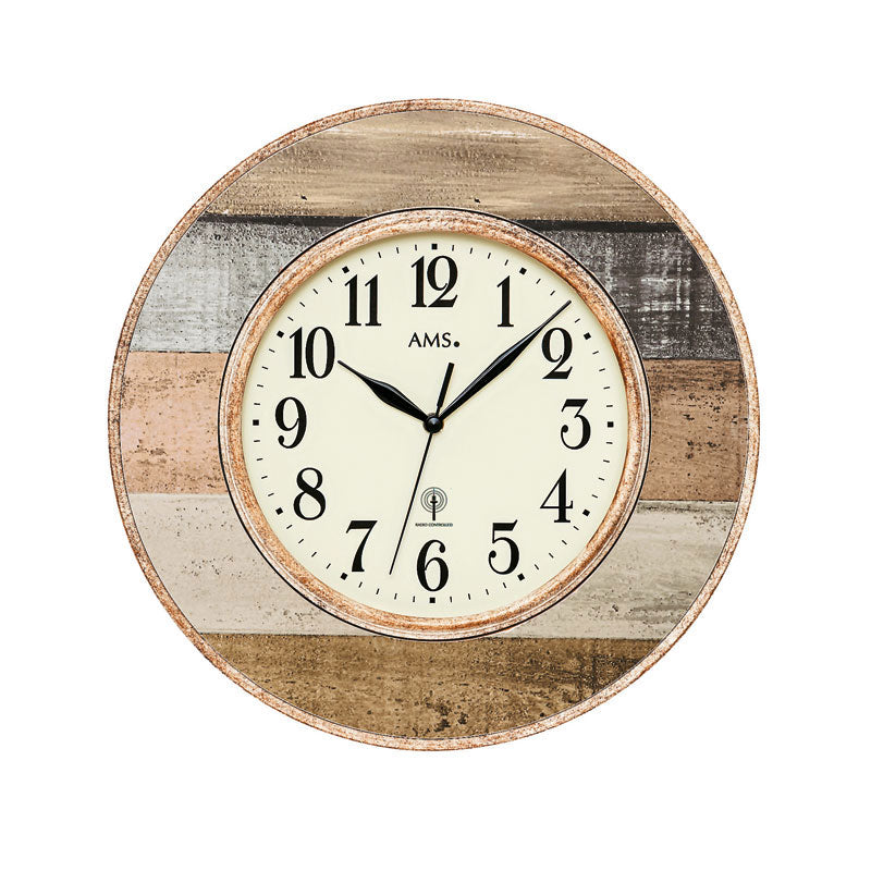 Runde Wanduhr mit braunem Holzrahmen und weißem Zifferblatt, schwarze Zeiger.