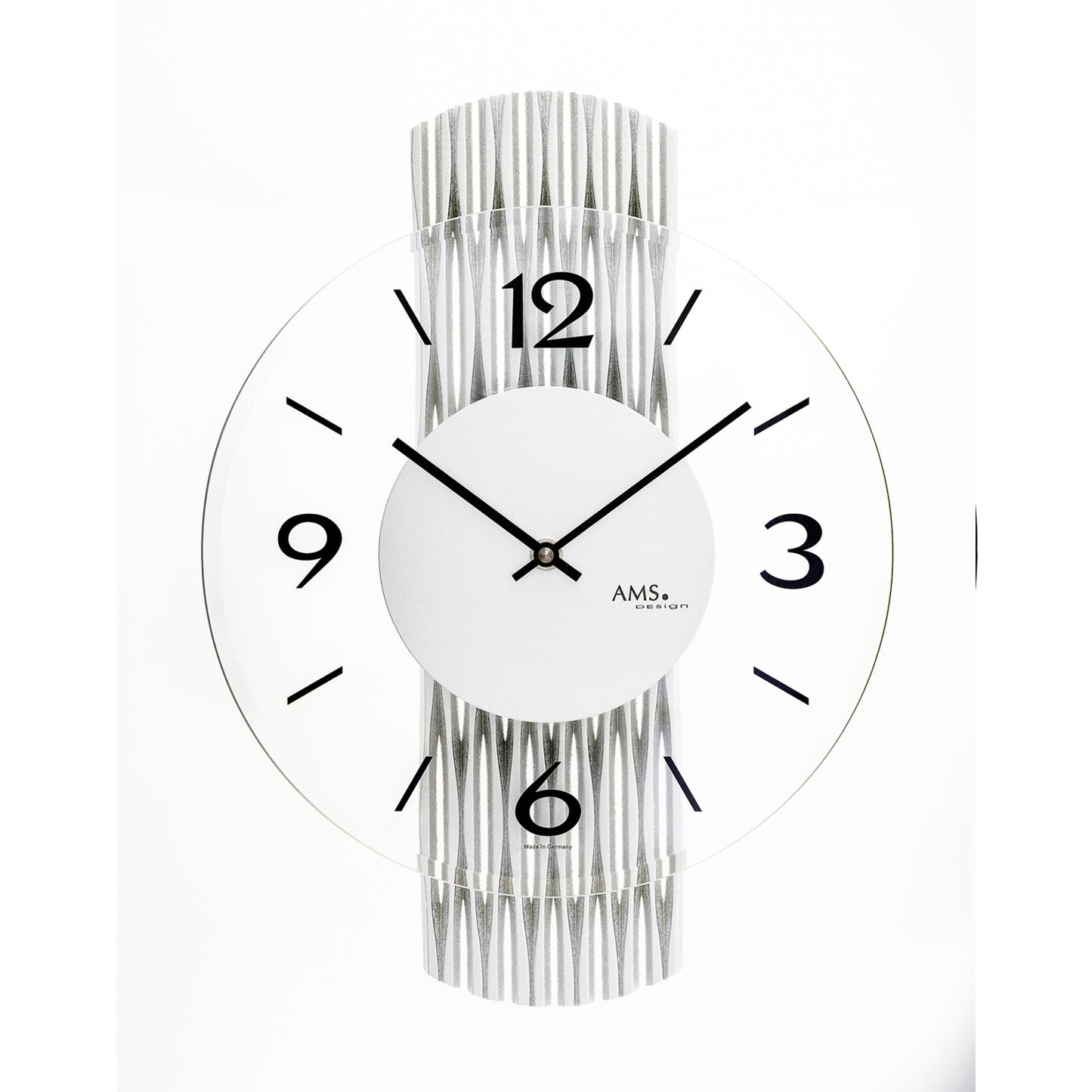 Wanduhr mit rundem Zifferblatt, schwarzen Zeigern, silberner facettierter Umrandung, AMS