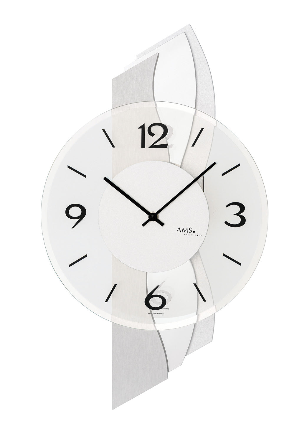 Wanduhr mit rundem weißem Zifferblatt, schwarzen Zahlen und Zeigern, silbernem Gehäuse