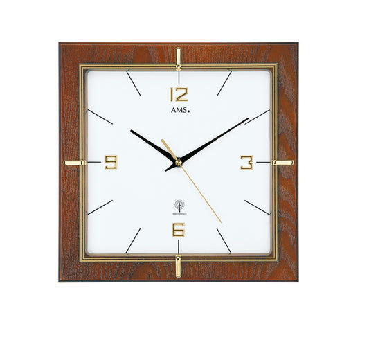Wanduhr mit braunem Holzrahmen, Mineralglas und goldenen Ziffern; schwarze Zeiger.
