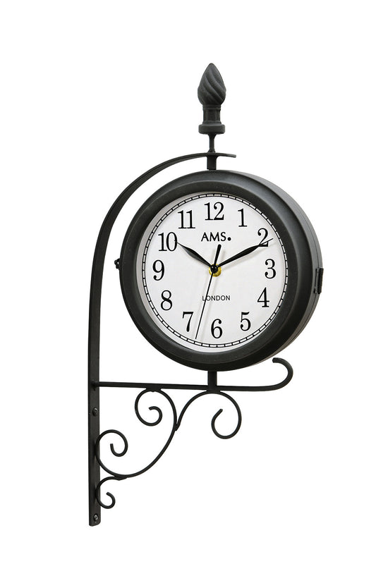 Wanduhr mit schwarzem Zifferblatt und verziertem Metallgestell, Mineralglas