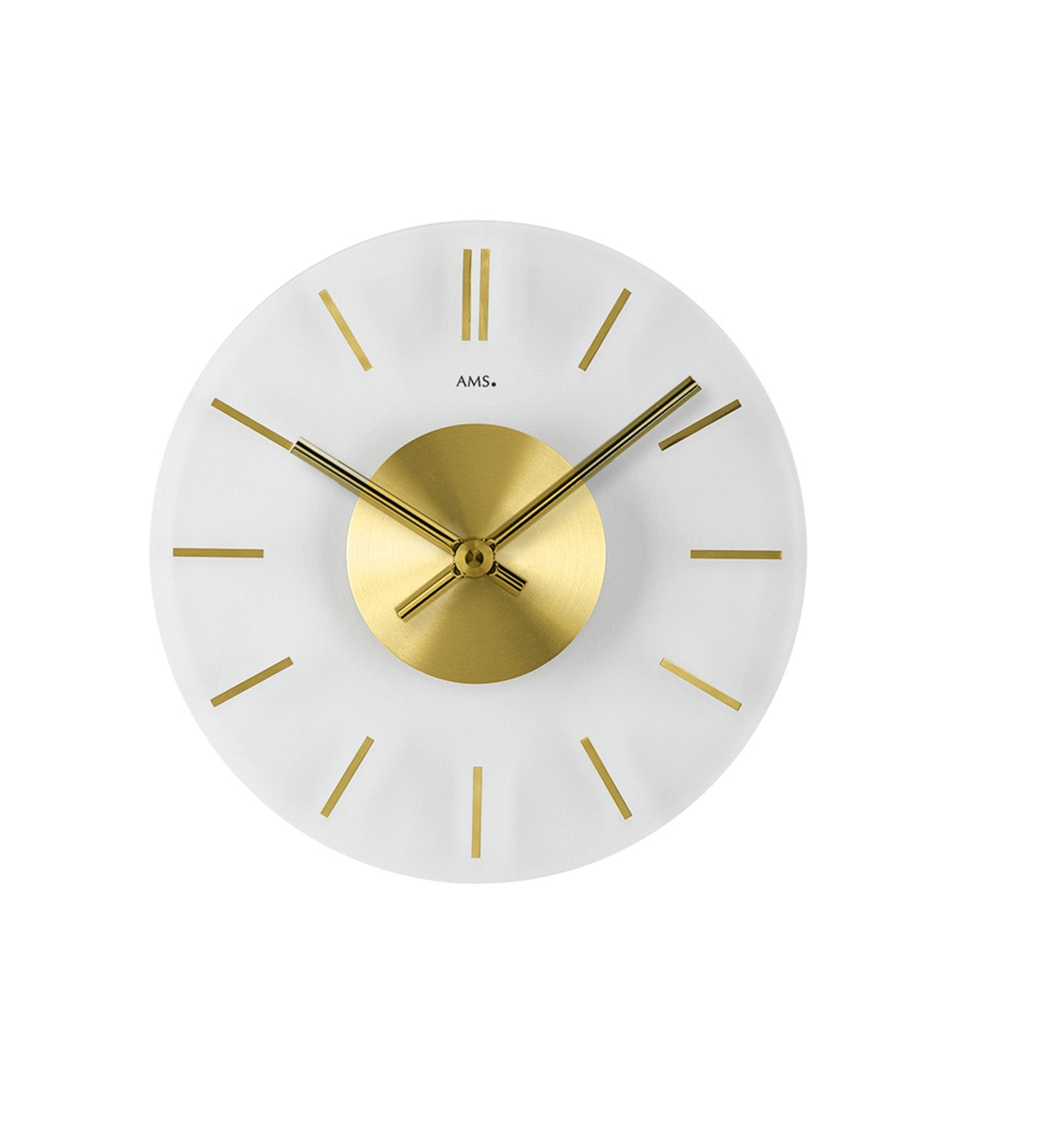 Wanduhr mit weißem Zifferblatt, goldenen Zeigern, runder Messingmitte und Indexen
