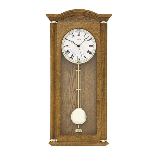 Eichen-Wanduhr mit rundem Zifferblatt und Pendel im Holzgehäuse