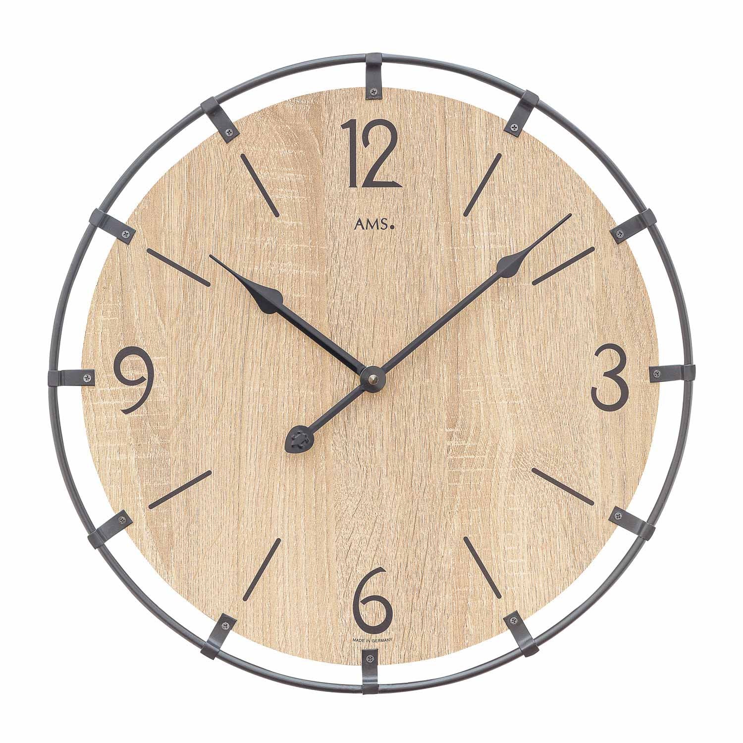 Sonoma-Wanduhr mit Holz-Zifferblatt, Metallring und schwarzen Zeigern, AMS-Logo