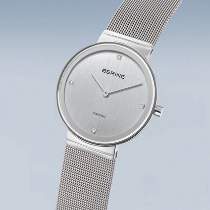 Damenuhr mit silberfarbenem Zifferblatt, Strichindizes und silberfarbenem Milanaise-Armband