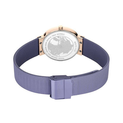 Damenuhr mit blauem Milanaiseband, roségoldfarbenem Gehäuseverschluss, Rückseite sichtbar