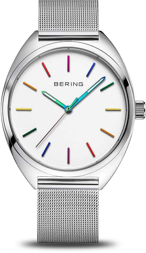 Runde Uhr mit weißem Zifferblatt, bunten Indexen und silbernem Milanaise-Armband