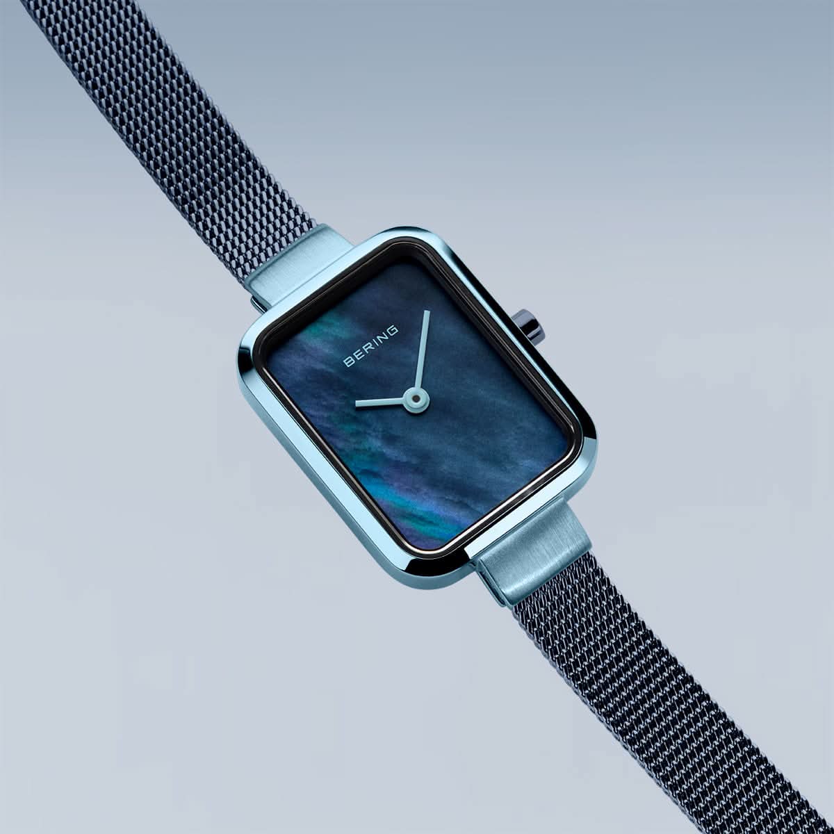 Quadratische Damenuhr mit blauem Zifferblatt und hellblauem Armbandverschluss
