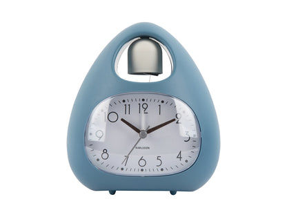 Blob-Wecker in Jeansblau mit Analogzifferblatt und geschwungenem Gehäuse, Vorderansicht
