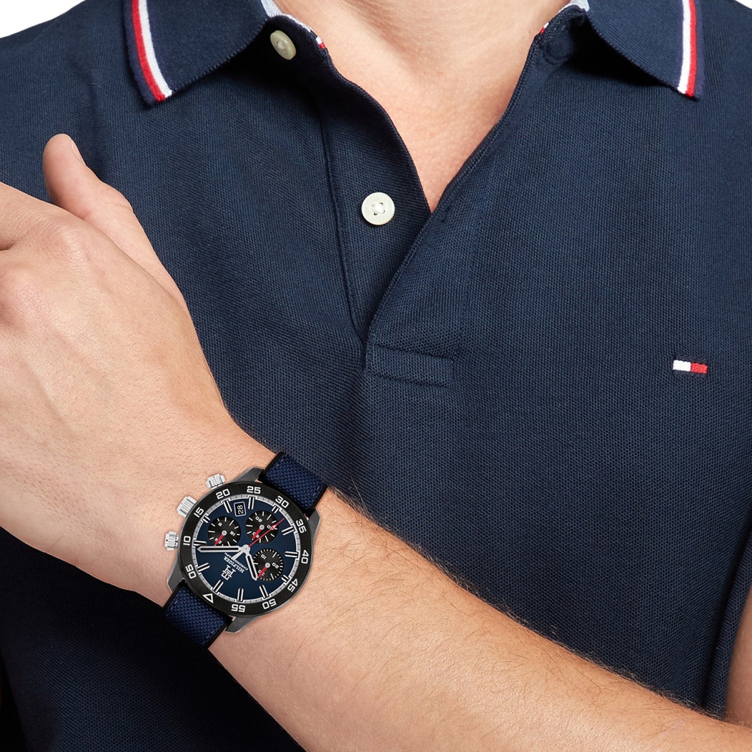 Zegarek męski Tommy Hilfiger z ciemną kopertą, karbonową tarczą, mechanizmem kwarcowym i niebieskim paskiem