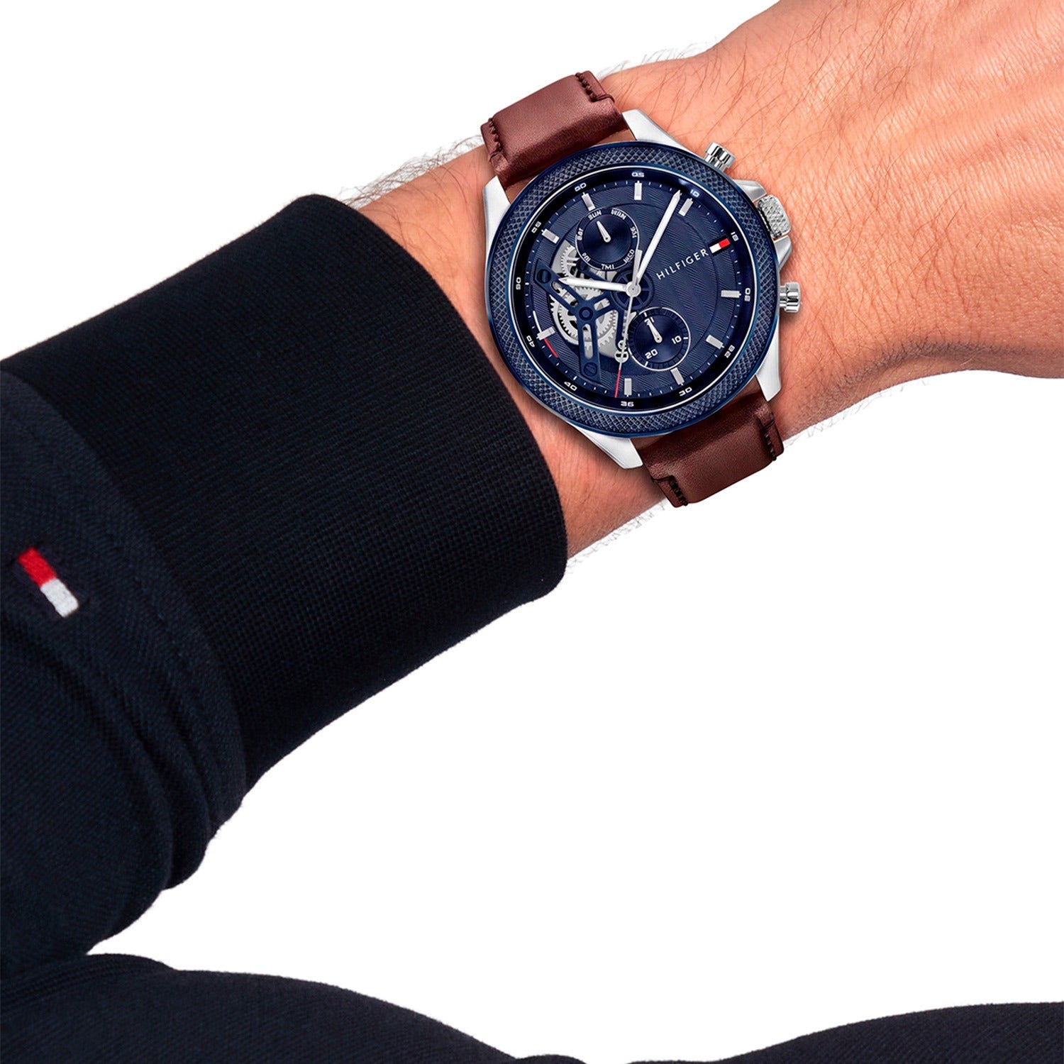 Herrenarmbanduhr am Handgelenk, braunes Lederarmband, blaues Chrono-Zifferblatt