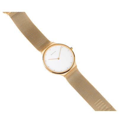 Bering Armbanduhr in Seitenansicht mit goldfarbenem Gehäuse und Milanaise-Armband