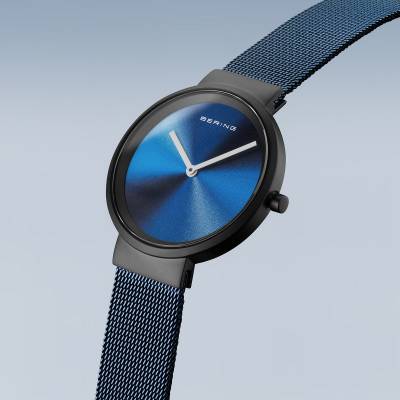 Bering Classic 19031-327 Damenuhr Schwarz-Blau • Saphirglas • Milanese-Armband, Bild 3