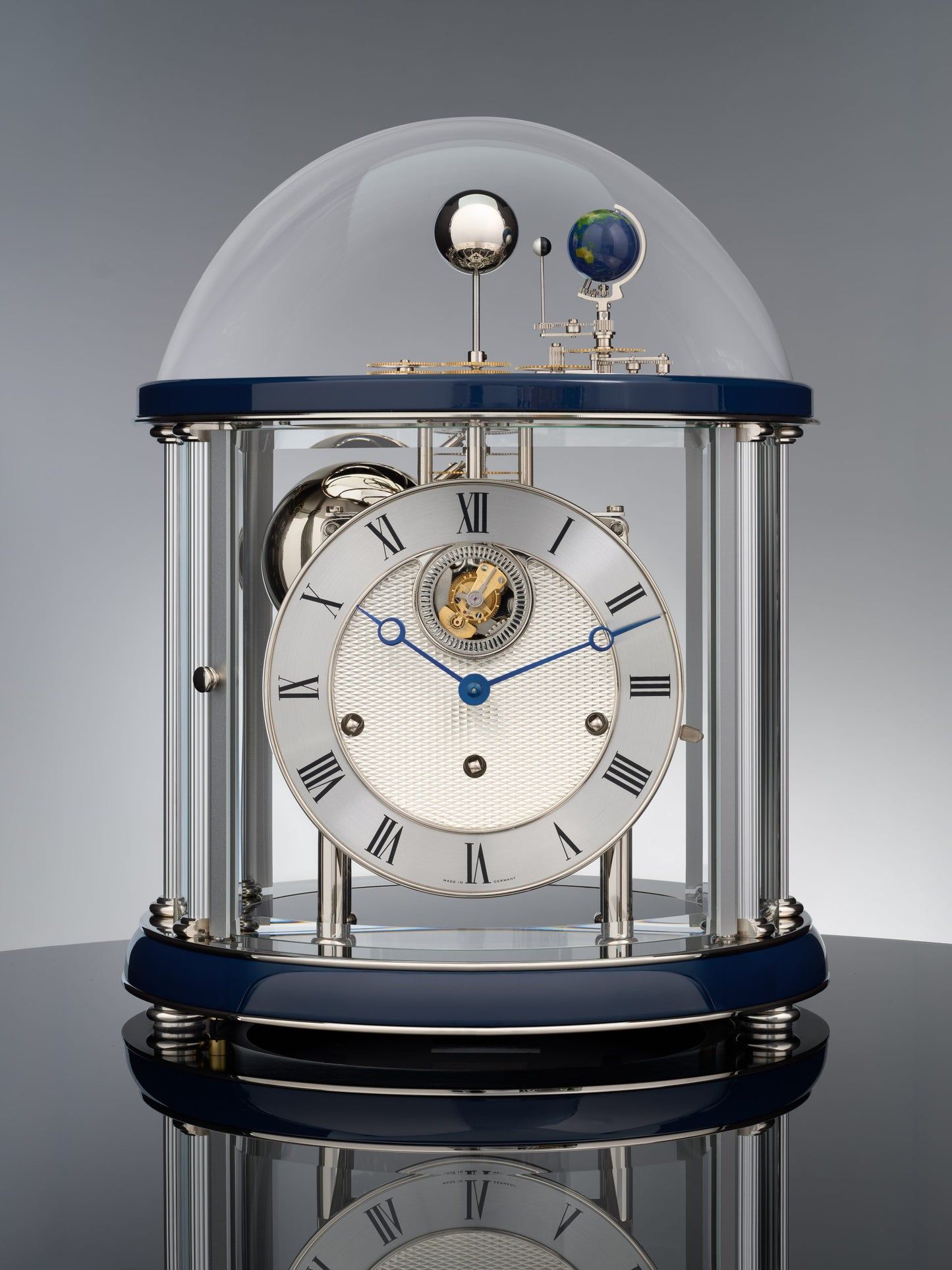 Tourbillon-Uhr mit rundem Zifferblatt, römischen Zahlen und blauem Sekundenzeiger