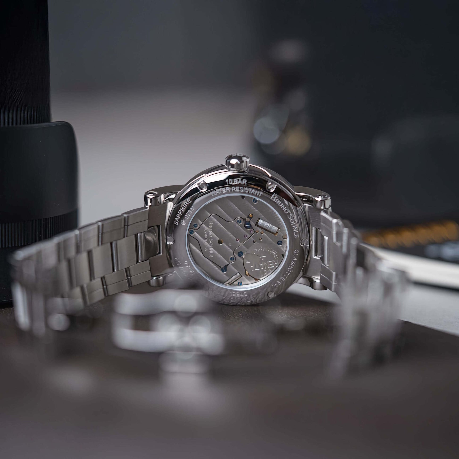 Uhr mit grauem Zifferblatt und silbernem Metallarmband, Nahansicht des Gehäuses