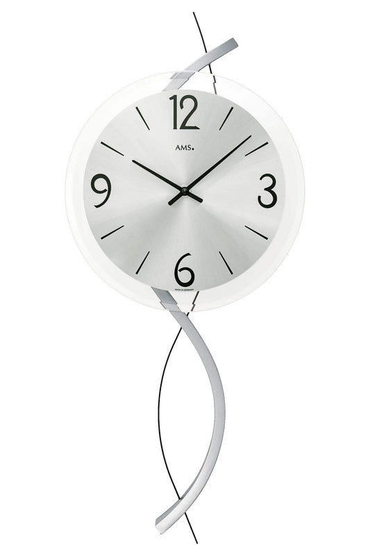 Wanduhr mit rundem weißem Zifferblatt, schwarzen Ziffern und Zeigern, gebogenem Metallrahmen