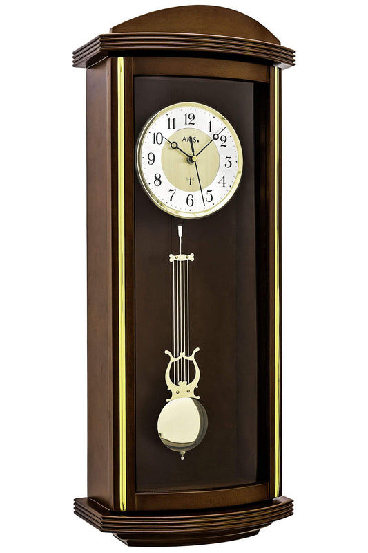 Wanduhr mit dunklem Holzgehäuse und rundem Zifferblatt; sichtbares Pendel
