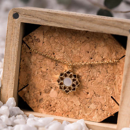 Composition Halskette mit Perlmutt Anhänger - Holzkern Modell: Jewelry