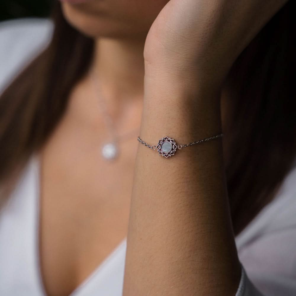 Composition Armband mit weißem Perlmutt Anhänger - Holzkern Modell: Jewelry