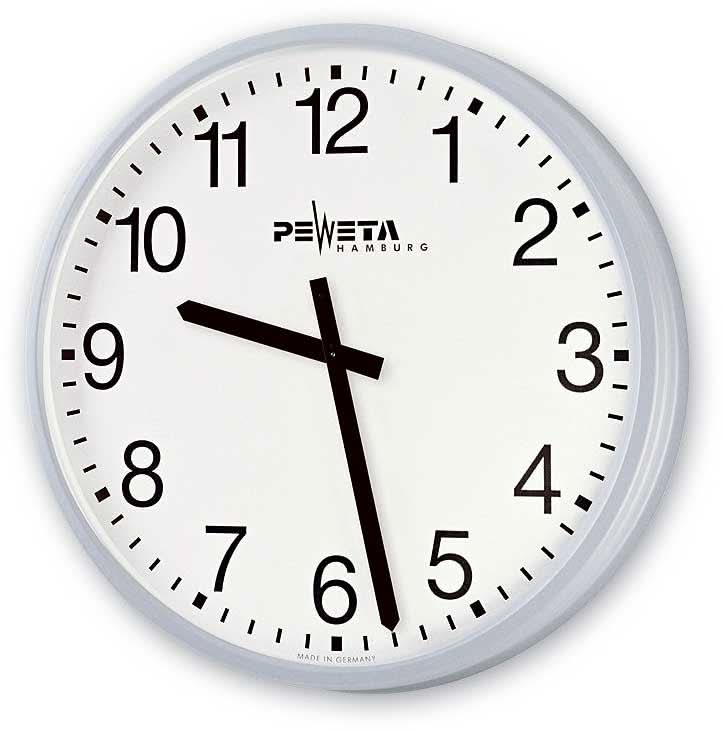 Runde Peweta Wanduhr mit silbernem Rahmen, weißem Ziffernblatt, schwarzen Zeigern