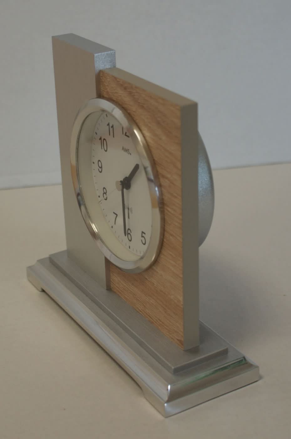 AMS Tischuhr 17x3,81x16 cm Holz • Modernes Funkwerk • Präzise Zeitanzeige