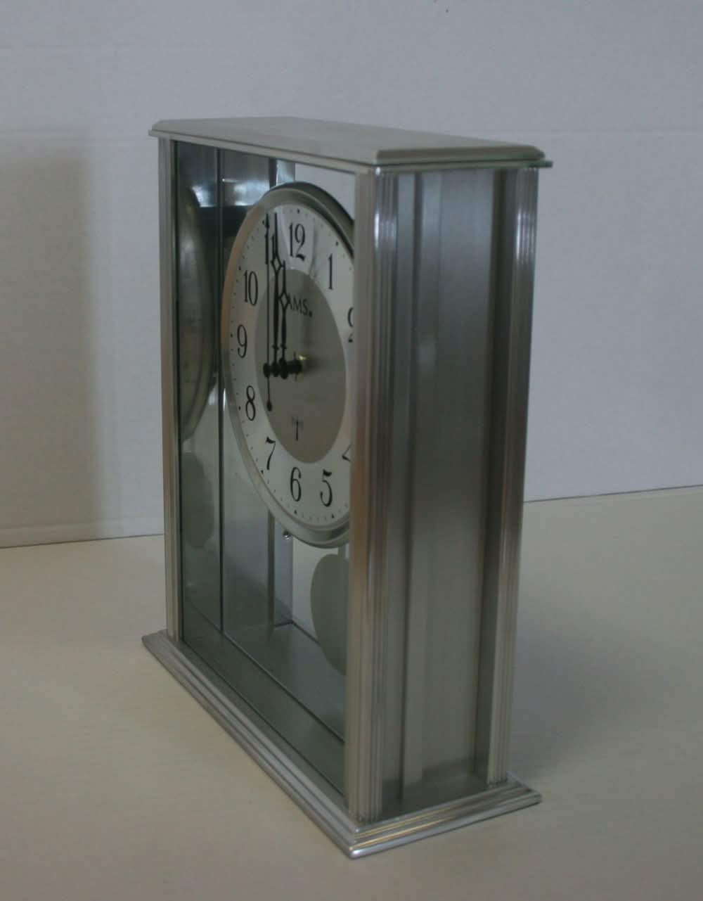 AMS Tischuhr 7x20x25 cm Metall • Funkpendeluhr • Zeitloses Design