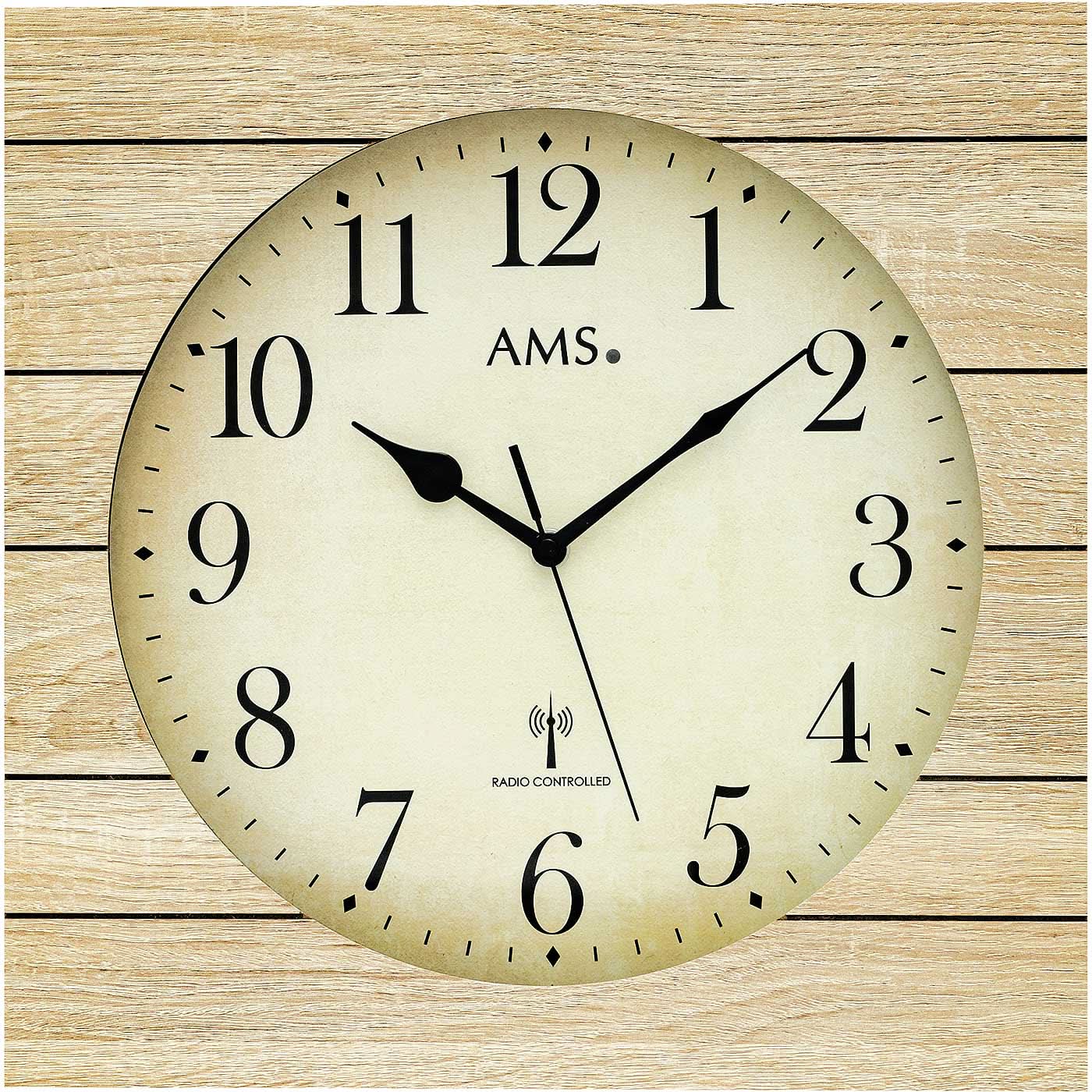 AMS Wanduhr 34x34x5 cm Holz • Funkgesteuert • Zeitloses Design