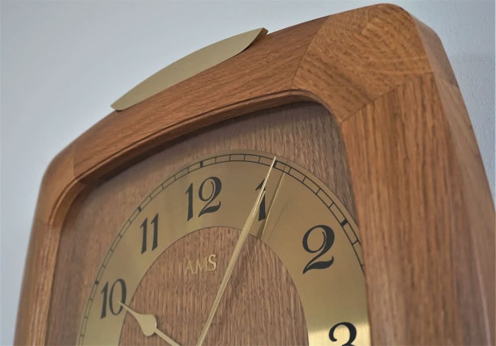 AMS Wanduhr 28x27 cm Eiche • Funkgesteuert • Arabische Ziffern
