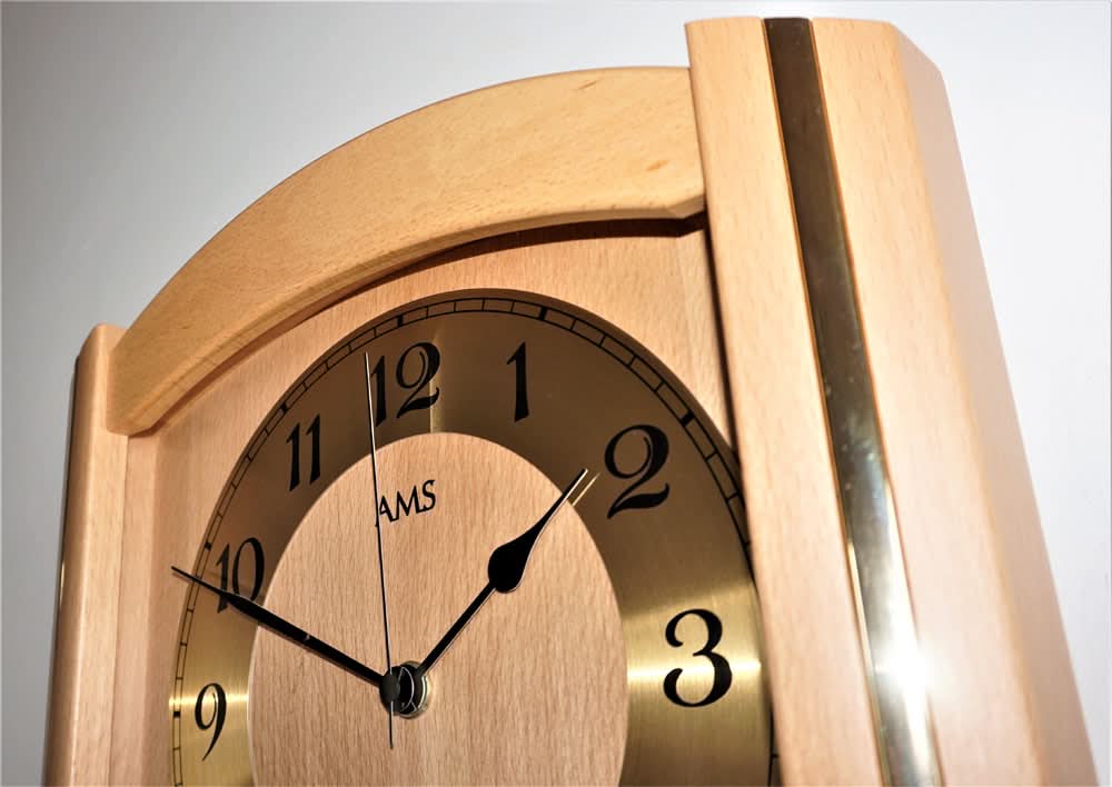 AMS Wanduhr 27x27x5 cm Holz • Geräuschlos • Funkgesteuert
