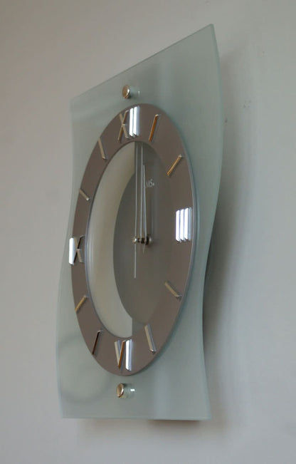 AMS Wanduhr 30x32 cm Holz • Funkgenau • Zeitloses Design