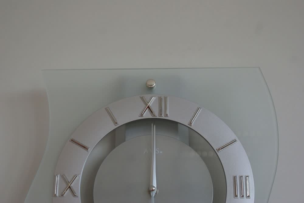 AMS Wanduhr 30x32 cm Holz • Funkgenau • Zeitloses Design