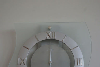 AMS Wanduhr 30x32 cm Holz • Funkgenau • Zeitloses Design