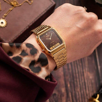 Retro-Uhr am Handgelenk mit goldfarbenem Metallarmband und schwarzem Zifferblatt