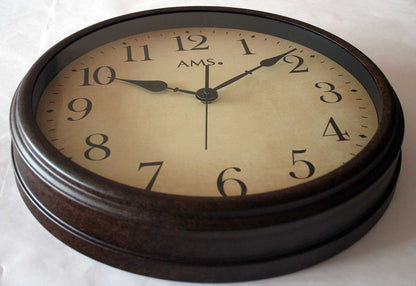 AMS Wanduhr 42x42x8 cm Metall • Wetterfest • Präzises Quarzwerk