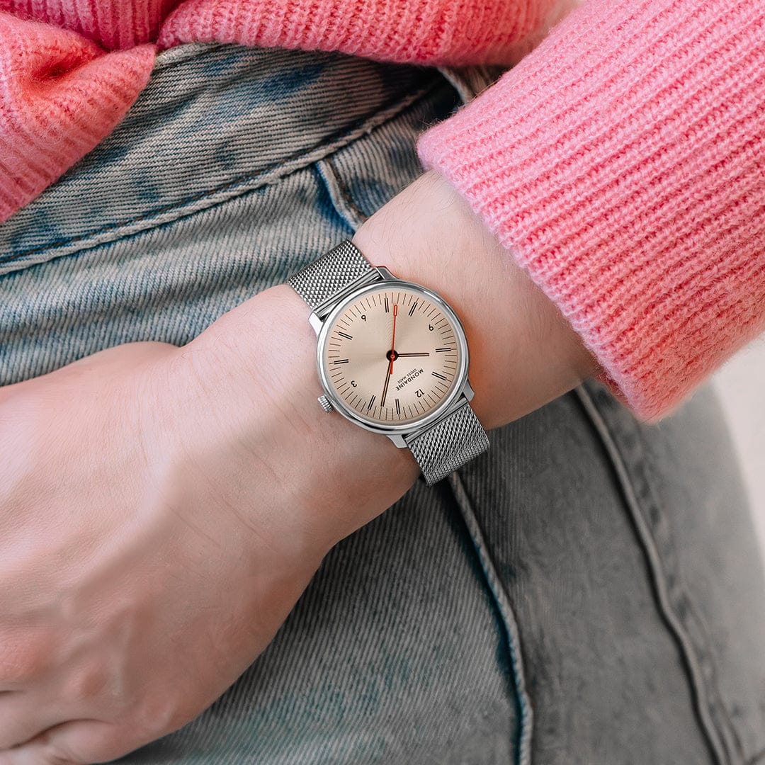 Mondaine Doppio Damenarmbanduhr am Handgelenk mit hellem Zifferblatt