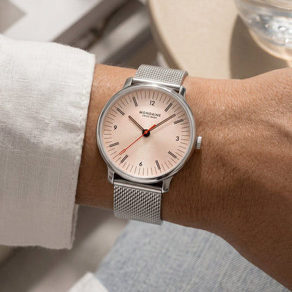 Mondaine Doppio Damenarmbanduhr am Handgelenk, mit silbernem Milanaiseband