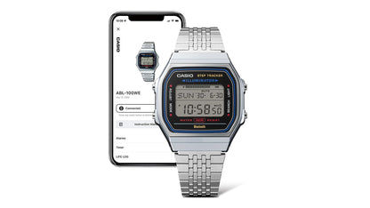 Casio Vintage ABL-100WE-2AEF Armbanduhr mit silbernem Metallband und Smartphone-Ansicht