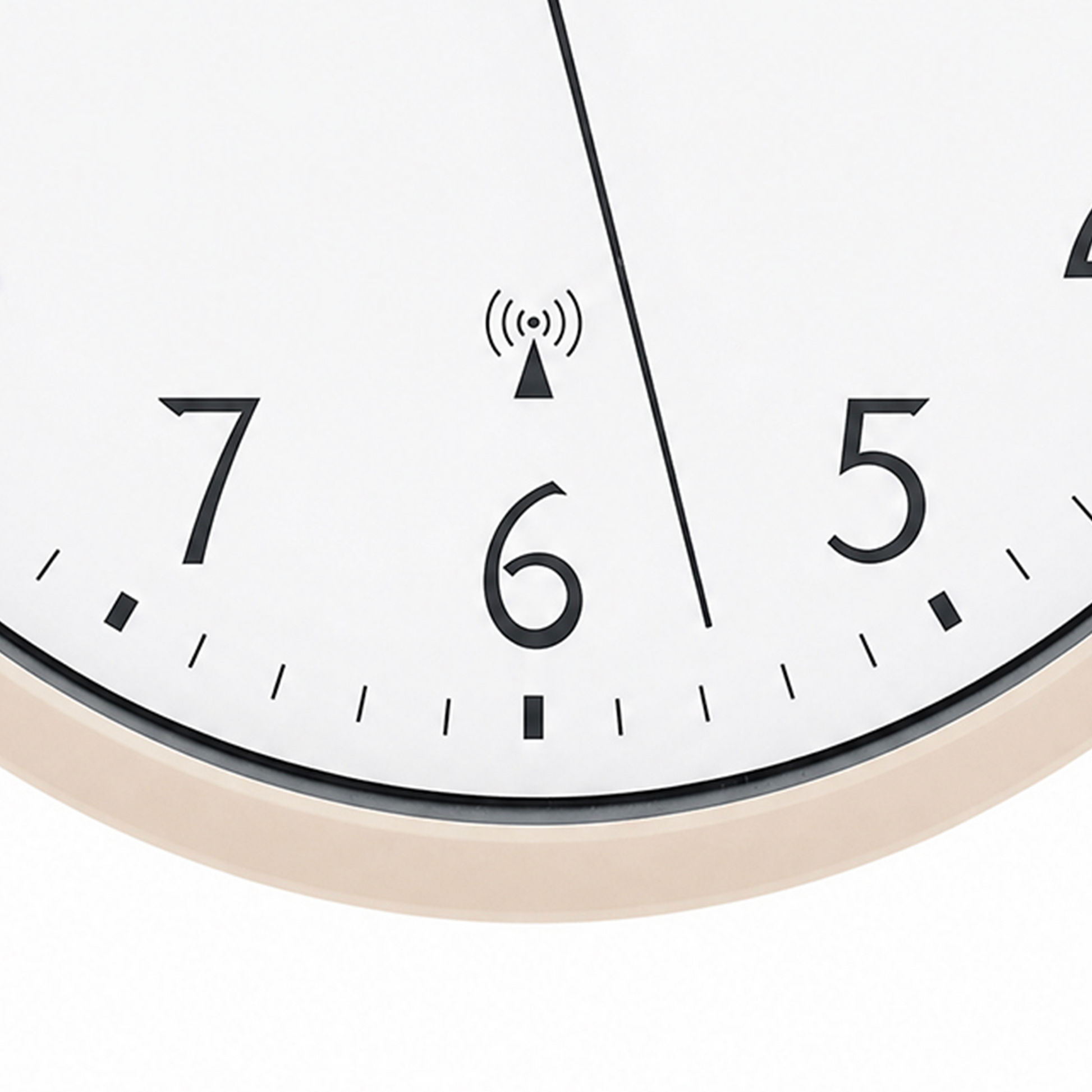 Funk-Wanduhr-Detail: weißes Zifferblatt, schwarze Ziffern, beiger Rand, Funksymbol.