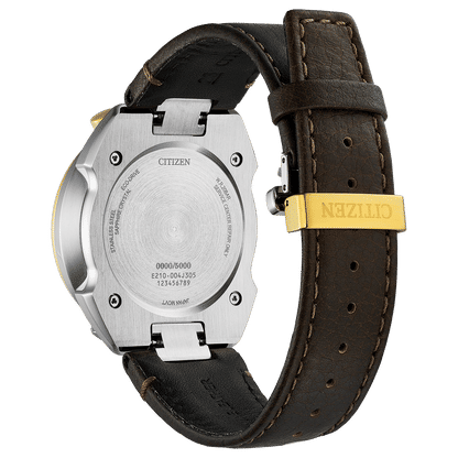 Rückansicht Herrenarmbanduhr mit braunem Lederarmband und silbernem Gehäuse