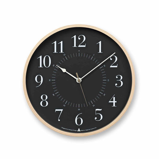 Wanduhr mit rundem schwarzem Zifferblatt und goldfarbener Einfassung, mit Zeigern.