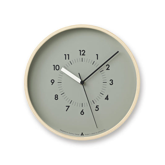 Runde Wanduhr mit grauem Ziffernblatt, goldener Einfassung, schwarzen Zeigern und Strichmarkern.